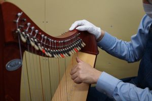 調整後にハープ全体をチェックする様子