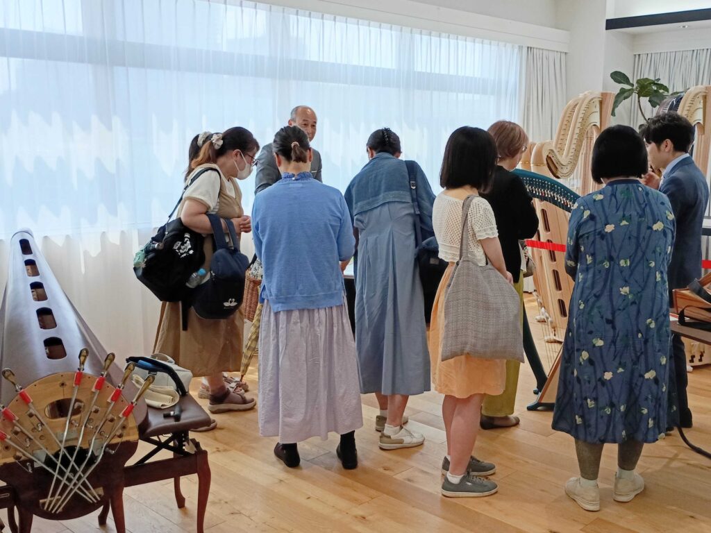 ハープの日の体験コーナーに集まる来場者