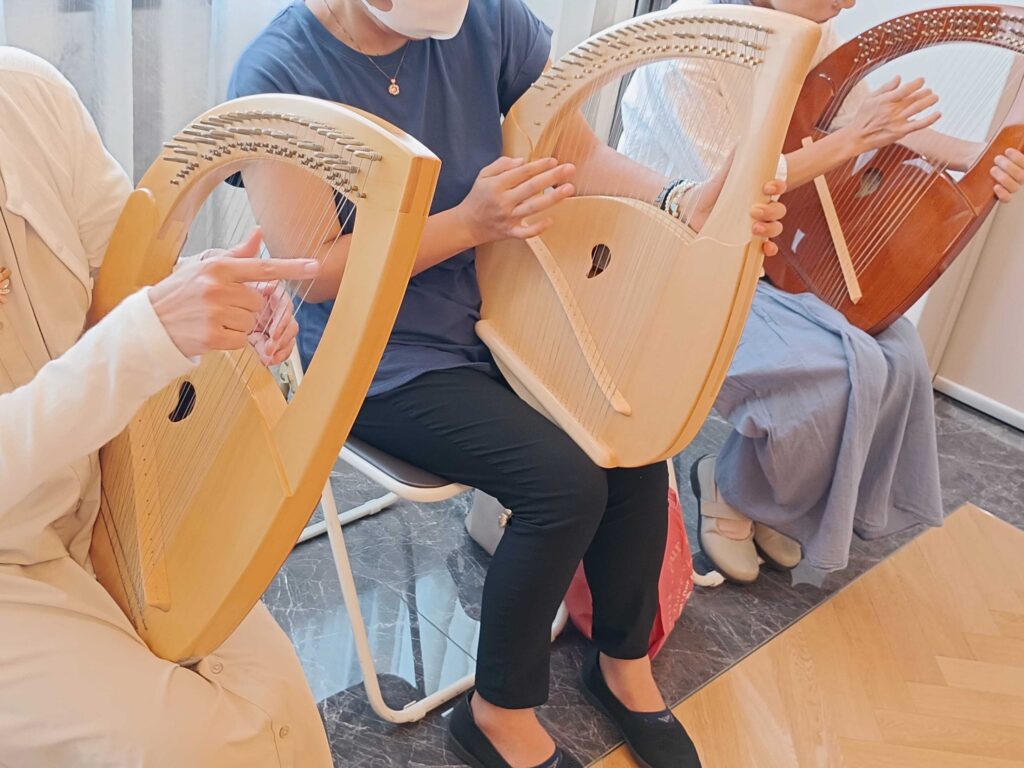 ライアーを体験する来場者の手元