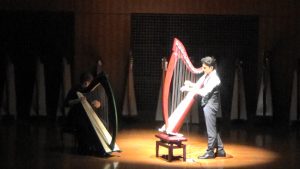 第1部のステージでデュオ演奏を行う様子