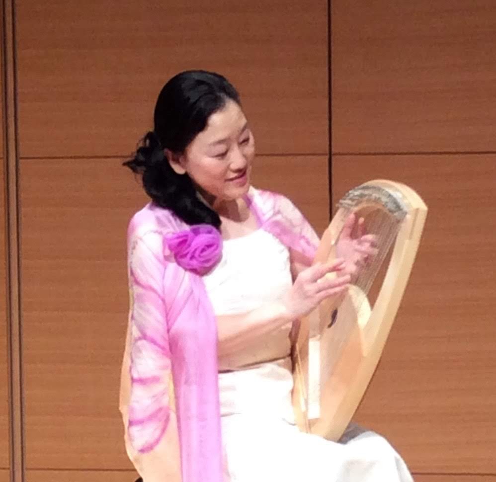 ステージでライアーを演奏する様子