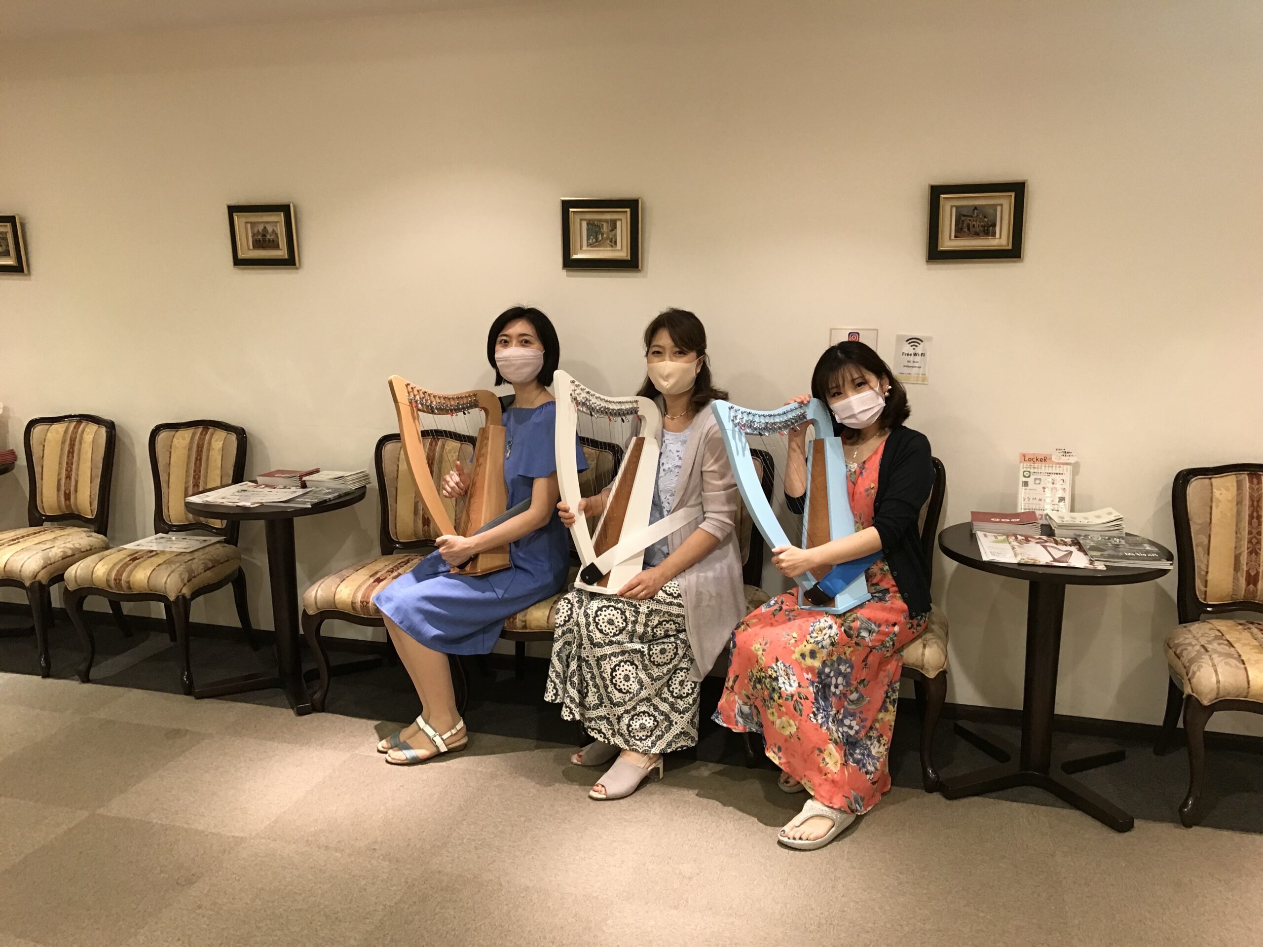 クリスハープを演奏する3人のハープ講師