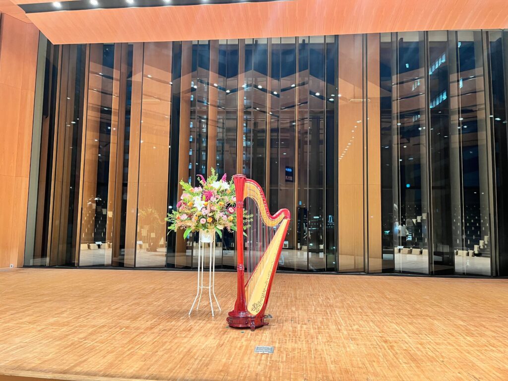 発表会会場に置かれたペダルハープと花