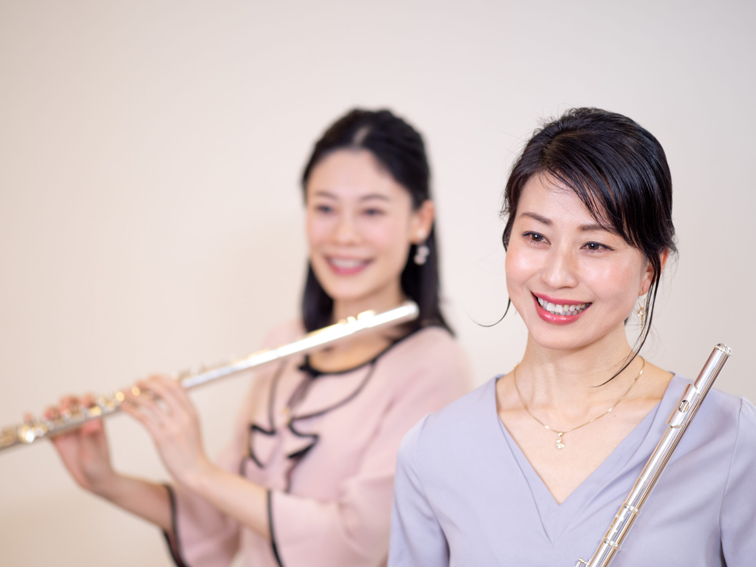 フルートを構える2人
