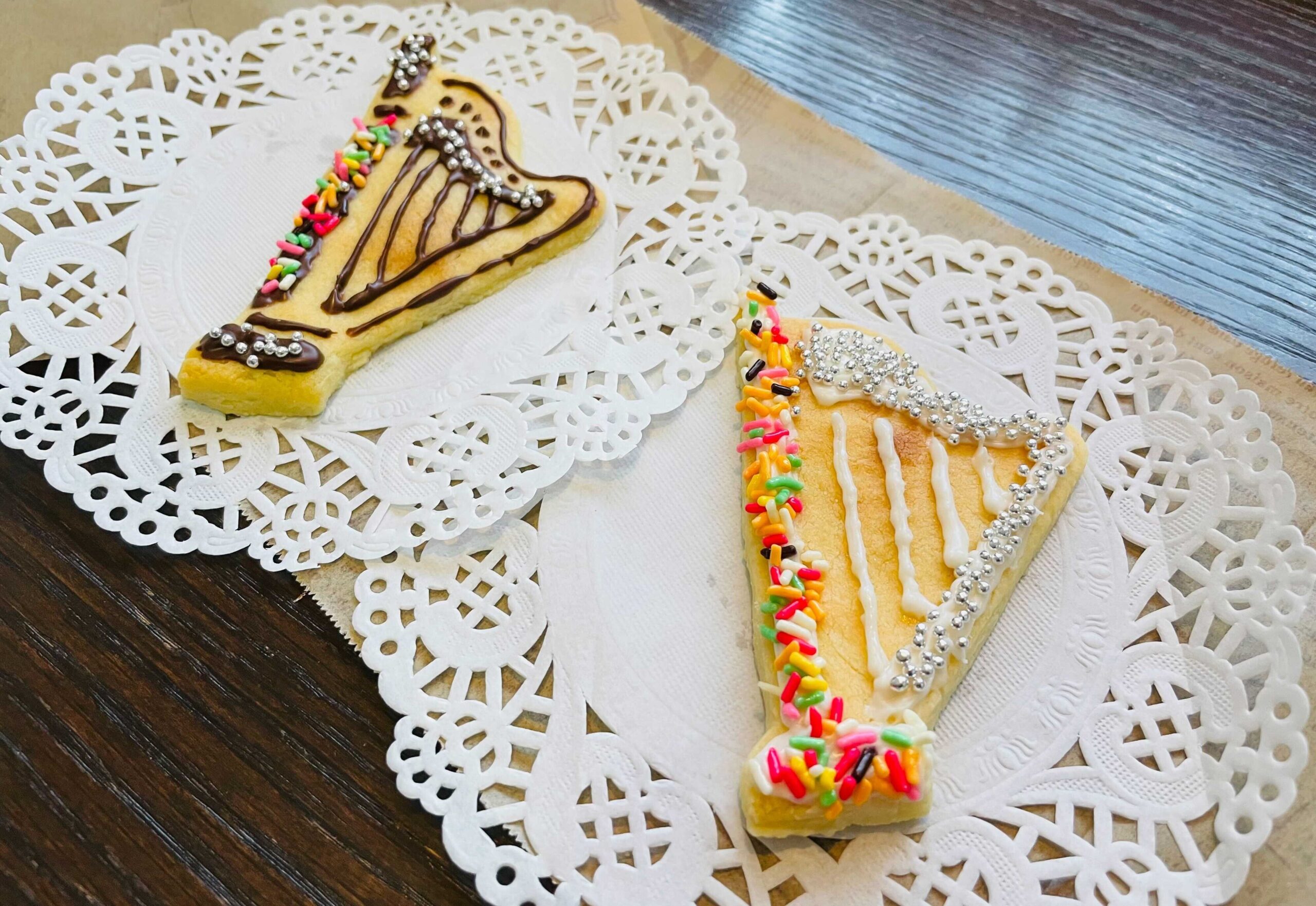 デコレーションしたハープ形クッキー