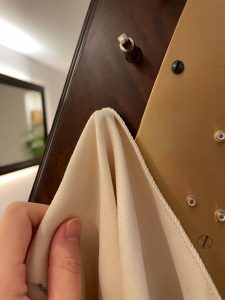 クロスでハープの裏側を拭く様子