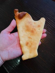 ハープ形に焼き上げたクッキー
