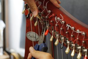 工具を使ってレバーのポジションを調整する様子