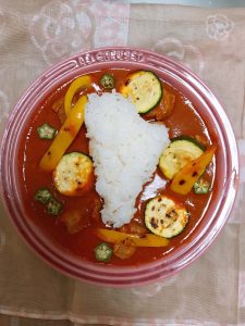 ハープ形に型抜きしたご飯を添えたカレー