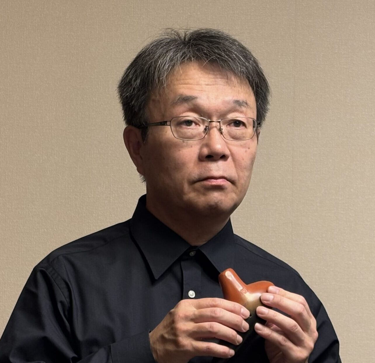オカリナを手にした講師の寒河江誠先生