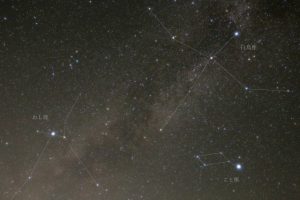 夏の大三角と琴座を示した星空