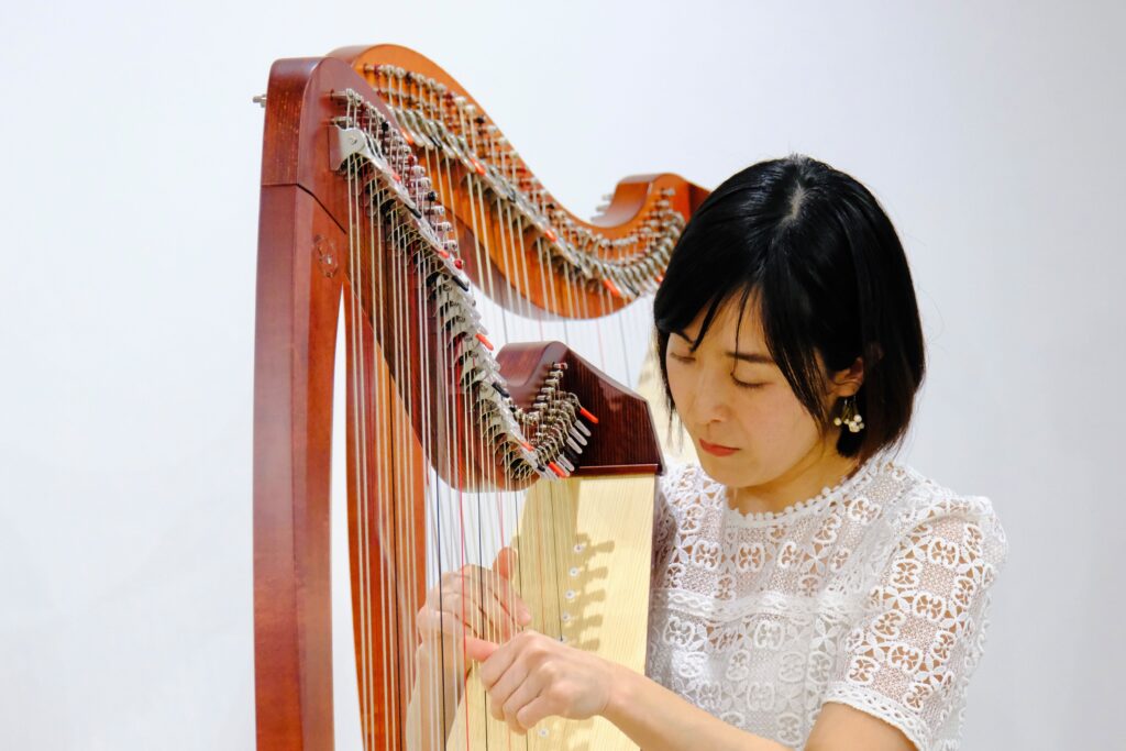 Salvi Harps T2を演奏する堀米綾さん