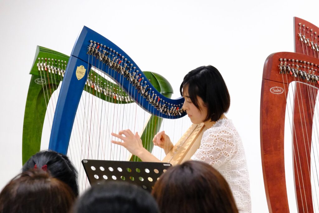Salvi Harps T2とLyon & Healy LYRICの聴き比べイベントで演奏する堀米綾さん