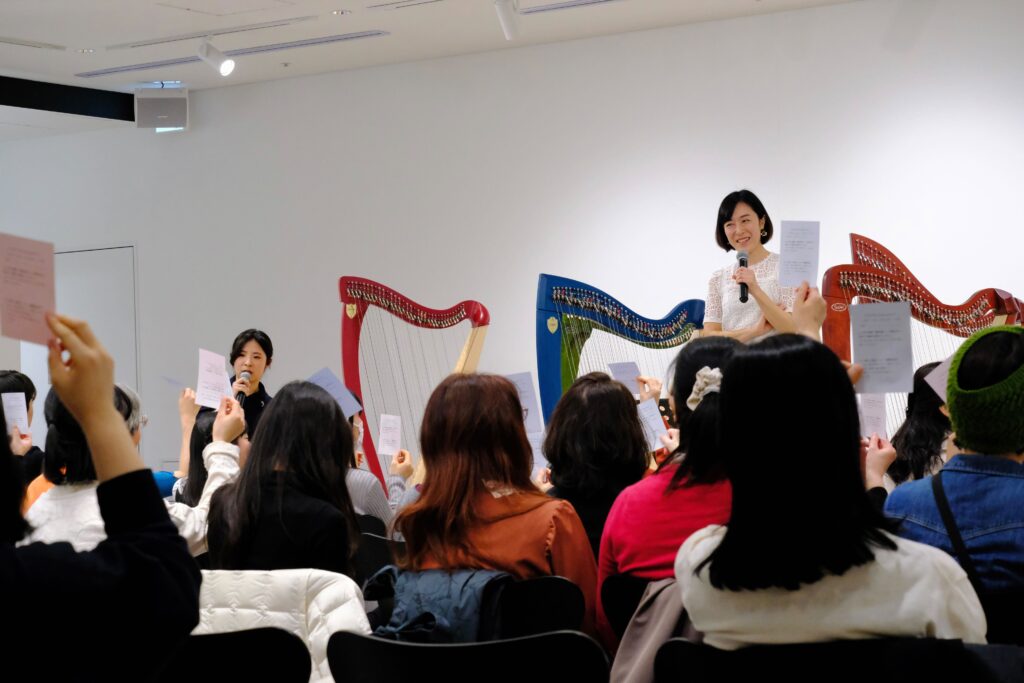 来場者と話す堀米綾さん