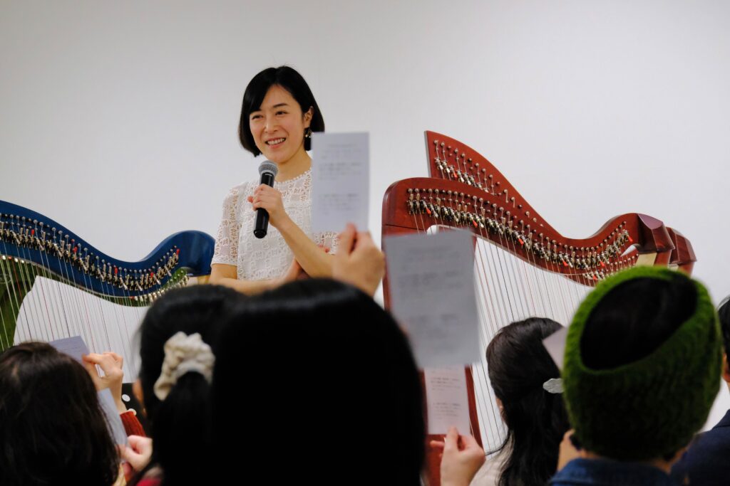 笑顔で話す堀米綾さん