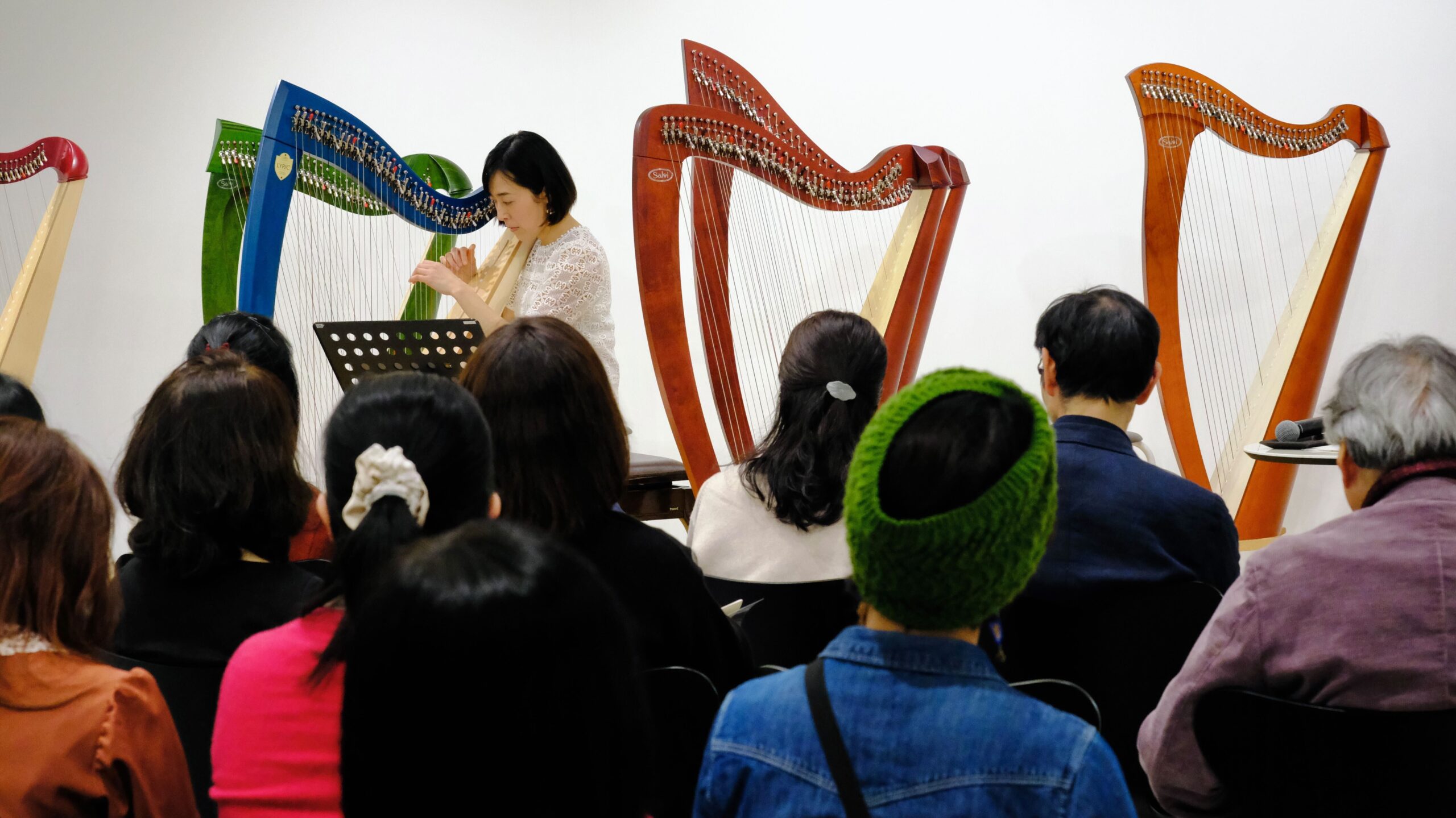 レバーハープを演奏する堀米綾さんと客席
