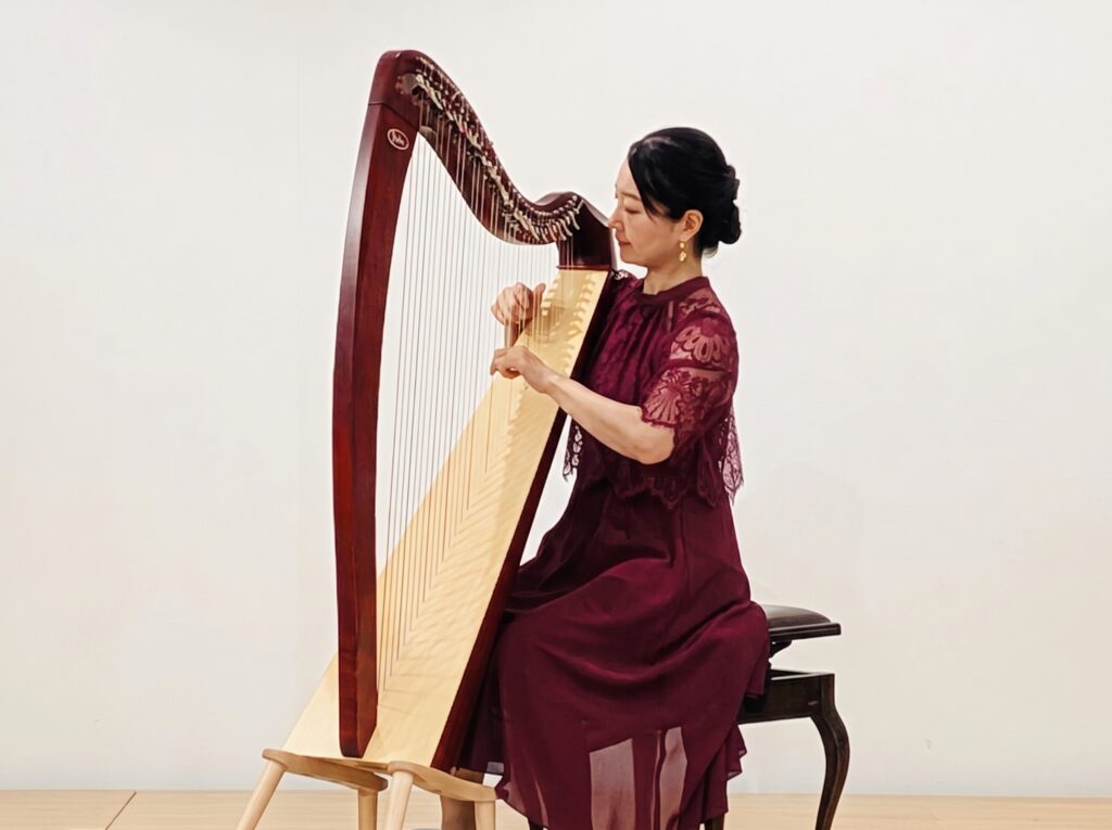 Salvi Harps「M2」を演奏する高山聖子先生