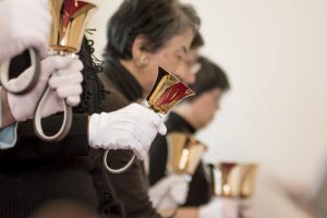 ハンドベルを演奏する様子