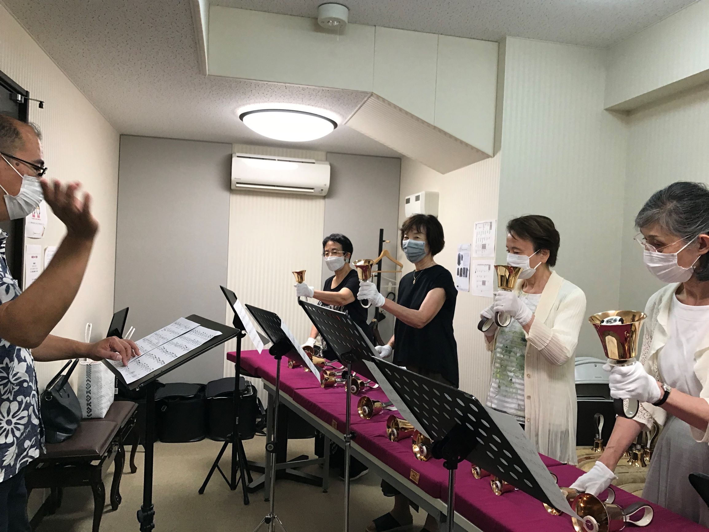 ハンドベル教室のレッスン風景