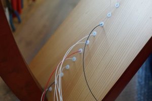 ハープに弦を張り直す作業
