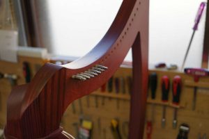 クリーニング工程でチューニングピン周りを磨いたレバーハープ