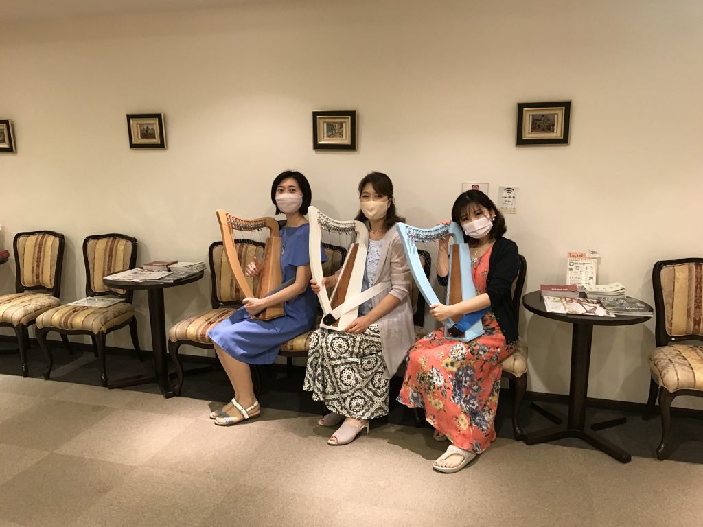 クリスハープを演奏する3人のハープ講師