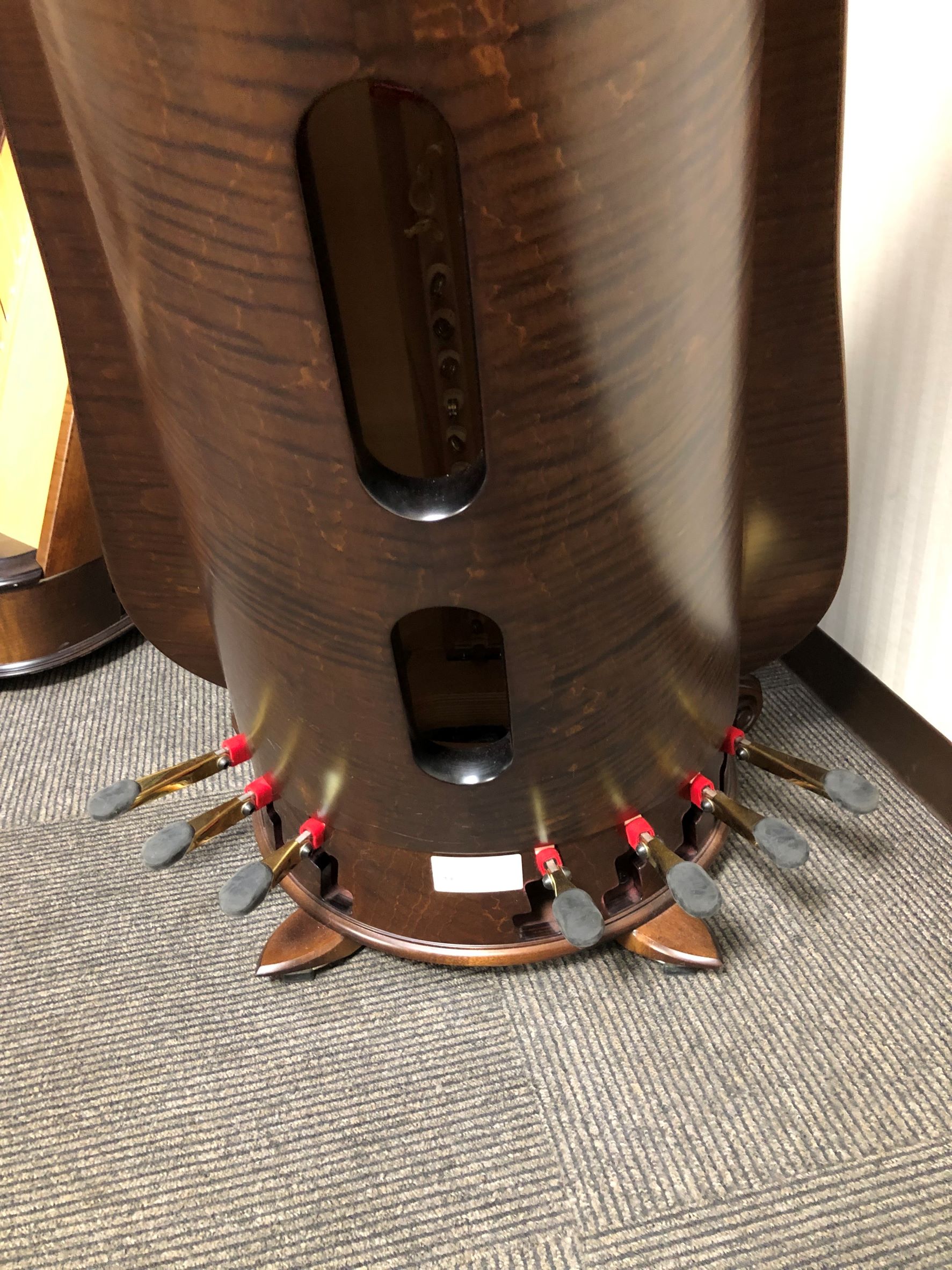 グランドハープの足元に並ぶ7つのペダル