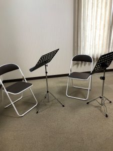 ウクレレのグループレッスン用の椅子と譜面台