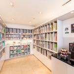 楽譜やハープの弦、アクセサリーを扱う物販コーナー