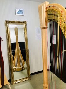 大きな鏡でフォームを確認できる練習室のハープ