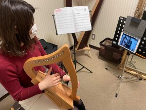 タブレット越しに講師の指導を受けるオンラインレッスンの様子