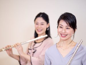 フルートを構える2人
