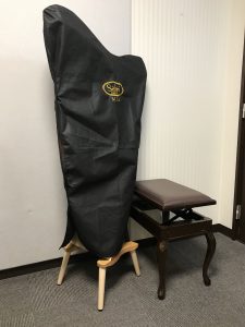 室内カバーを掛けて壁側に寄せたレンタルハープ