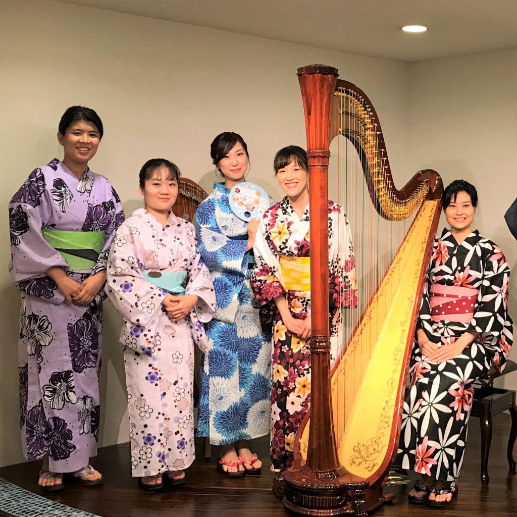 浴衣姿のスタッフとハープ(前年のイベントの様子)