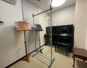 先生と生徒の間にパーテーションを設置したレッスン室