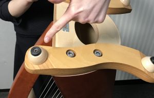 手で回して着脱できるハープの脚の取り付け部