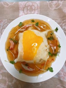 ハープ形に型抜きした卵をのせた天津飯