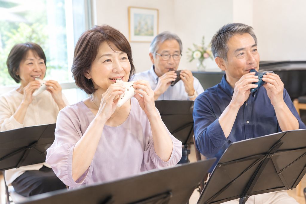 オカリナを演奏する受講生たち（イメージ）
