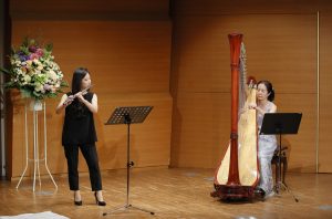 発表会でフルートとハープが共演する様子