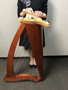 レンタルハープの脚を20cmの脚に付け替える様子