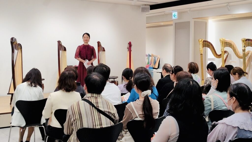 会場で挨拶する高山聖子先生と来場者の皆さん