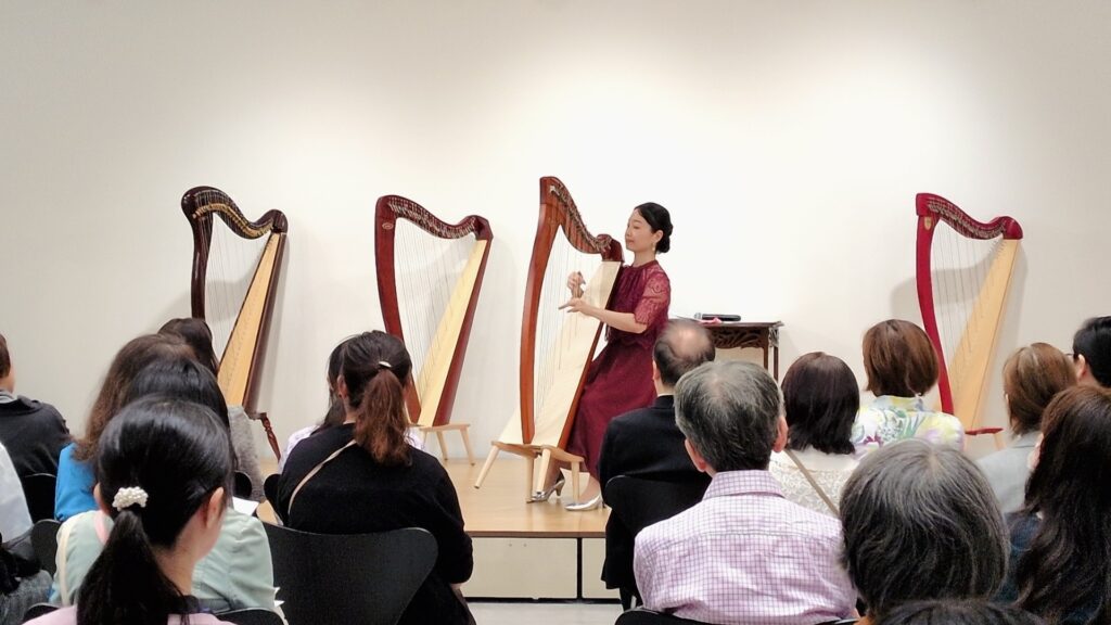 Salvi Harps「Mia」を演奏する高山聖子先生