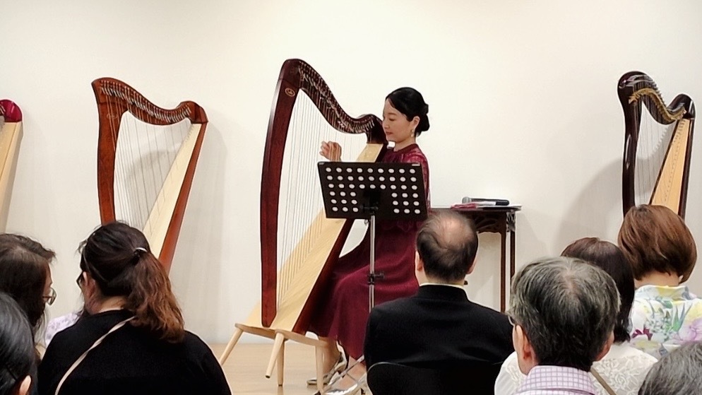 新作Salvi Harps「M2」を演奏する高山聖子先生