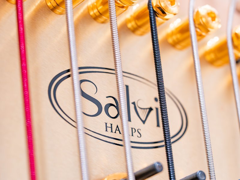 Salvi Harps社製ハープの響板に入ったブランドロゴ