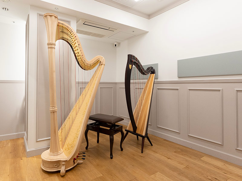 鏡とグランドハープを備えた、個人練習やレッスンに使える音楽スタジオの練習室A