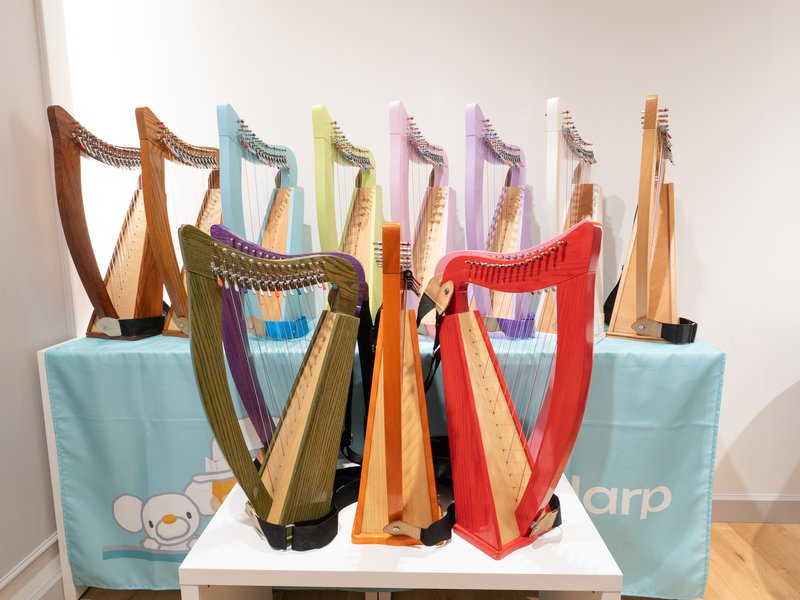色とりどりの小型ハープ「クリスハープ」が並ぶ展示台