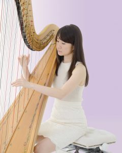 ハープを演奏する松岡みやび